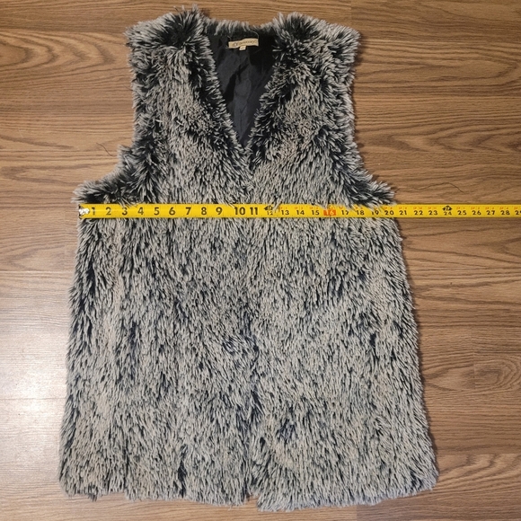 Faux Fur Vest with Pockets - Picture 8 of 8
